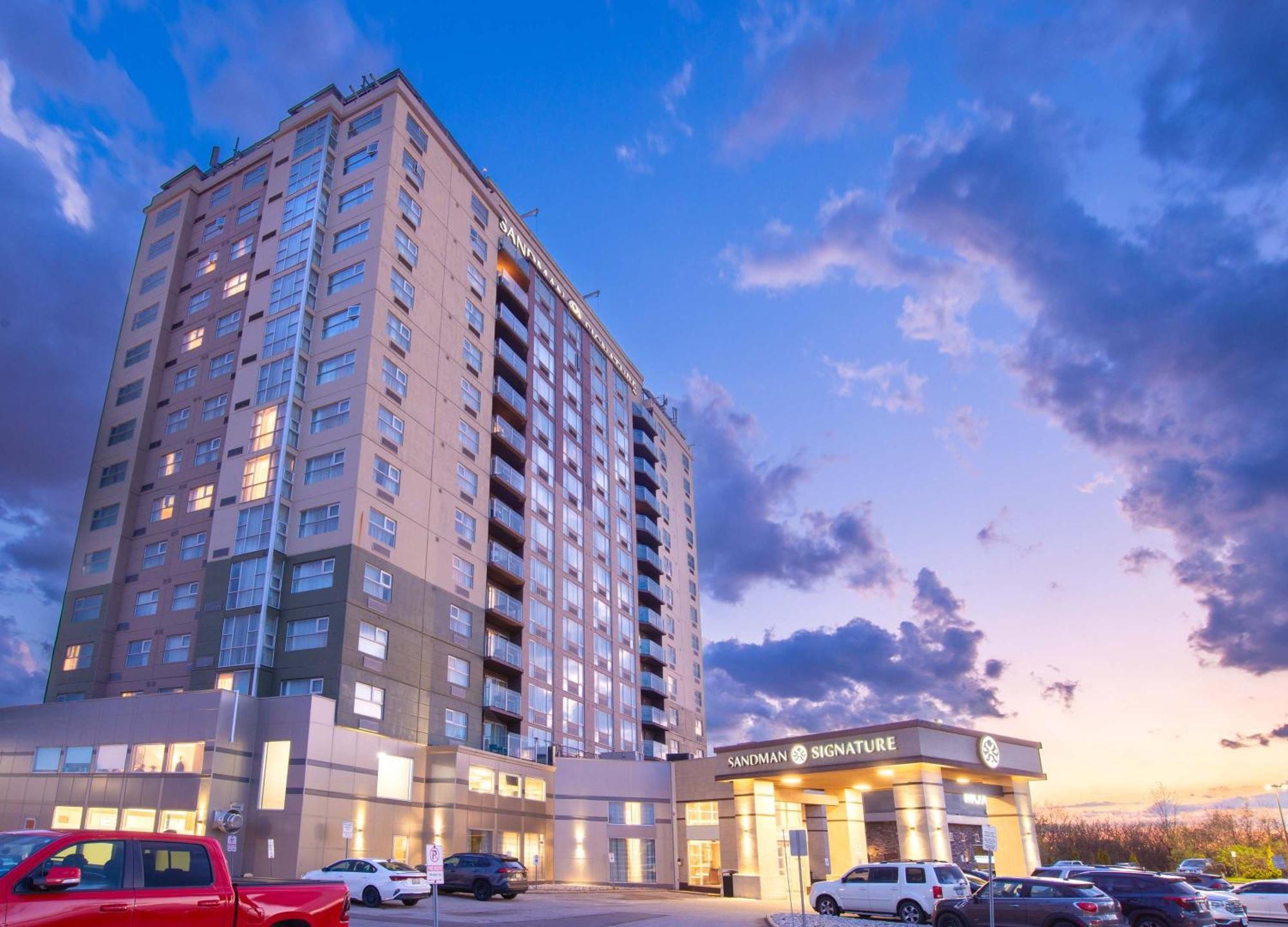 Sandman Signature Toronto Airport Hotel Exterior photo